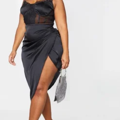 Plus Robe Mi-longue Satinée Noire Froncée Sur Le Côté à Partie Dentelle Et Détail Bonnets