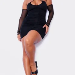 Shape Robe Moulante En Mesh Froncé Noir à épaules Dénudées Et Bretelles