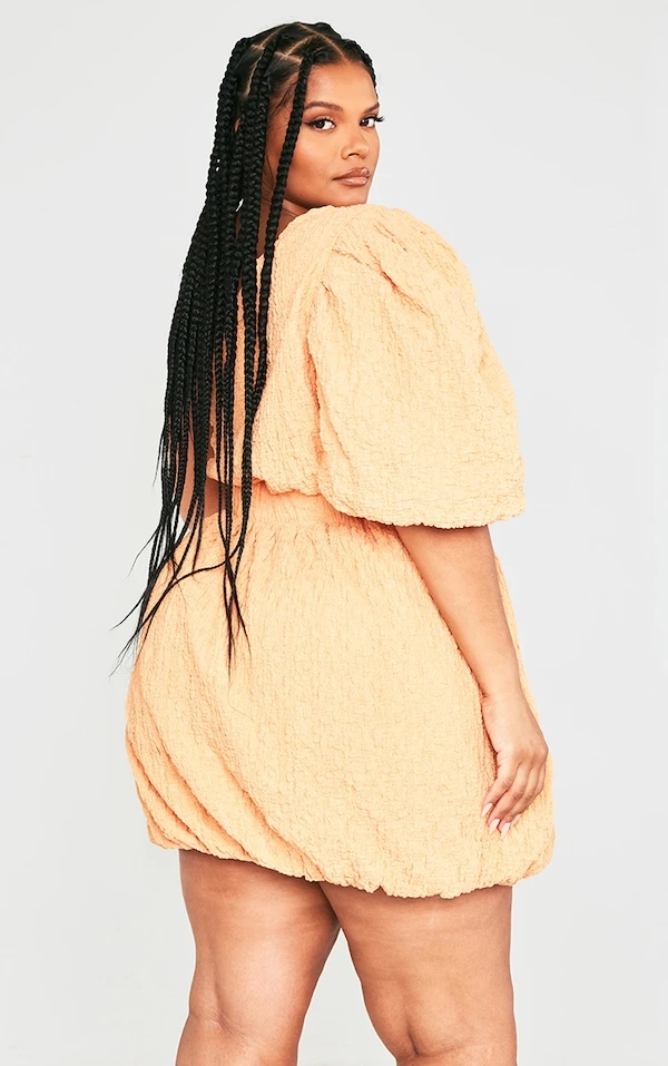 Plus Robe Bouffante Texturée Pêche à épaule Unique 2 Plus Robe Bouffante Texturée Pêche à épaule Unique – Image 2