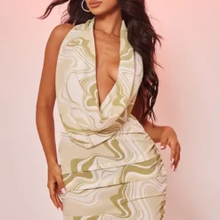 Petite Robe Moulante Verte Imprimé Tourbillons à Col Bénitier Coupé