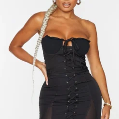 Shape Robe Moulante Noire à Détail Bonnets Et Lacets