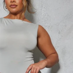 Shape Robe Très Moulante Argentée Sans Manches à Col Droit -Promos Jupe Éthérée Boutique 2b7ac236fab814d1e168136ad8466e4cc473dd15 cnc8799 4