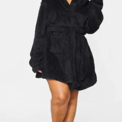 PRETTYLITTLETHING Plus Robe De Chambre Noire Duveteuse -Promos Jupe Éthérée Boutique 2e5963e9da13c74ffab69583f741f16b603a0a25 cmo0617 3