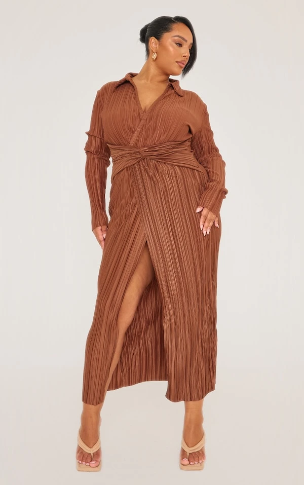 Plus Robe Longue Plissée Chocolat à Col Et Torsade 3 Plus Robe Longue Plissée Chocolat à Col Et Torsade – Image 3