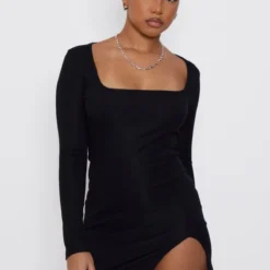 Petite Robe Moulante Manches Longues Côtelée Noire à Ourlet Fendu Et Col Carré