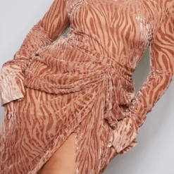 Plus Robe Mi-longue Café Au Lait Imprimé Zèbre Dévoré à Col Haut Et Détail Drapé -Promos Jupe Éthérée Boutique 3462c19718ae64606792693046bfc84ad559650f cnd8603 4