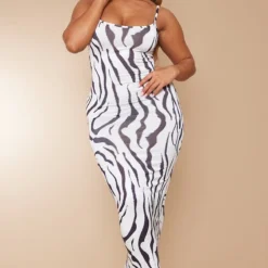 Shape Robe Moulante Longue Noire Imprimé Journaux à Bretelles Spaghetti