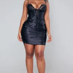 Shape Robe Corset Moulante Satinée Froncée Noire à Oeillets