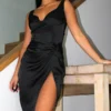 Petite Robe Mi-longue Satinée Noire à Détail Corset Et Fente Sur La Cuisse