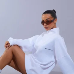 PRETTYLITTLETHING Petite Robe Pull Blanche à Zip Trois-quart -Promos Jupe Éthérée Boutique 4bdd1c8b21eec6cce303ca9cdb7bd27e737e58ee cnd3217 4