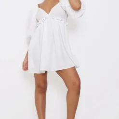 Petite Robe Blanche Bouffante à Manches Volantées
