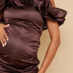 Maternité Mini Robe De Grossesse Satinée Chocolat à Col Bardot Volanté -Promos Jupe Éthérée Boutique 53931cac440fde290210119de8c41f593e494195 cna9474 4