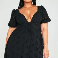 Plus Robe Droite Noire En Broderie Anglaise à Manches Bouffantes