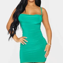 Petite Robe Moulante Verte à Col Bénitier