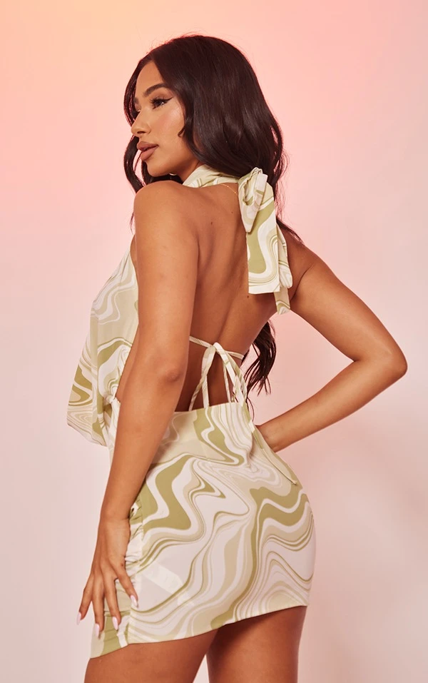 Petite Robe Moulante Verte Imprimé Tourbillons à Col Bénitier Coupé 2 Petite Robe Moulante Verte Imprimé Tourbillons à Col Bénitier Coupé – Image 2