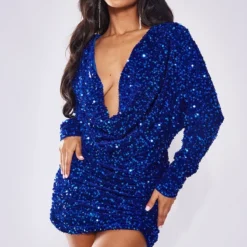 Petite Mini Robe En Velours Bleu à Sequins Et Décolleté Plongeant