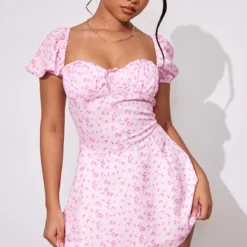 Petite Mini Robe Rose Imprimé Petites Fleurs à Manches Courtes