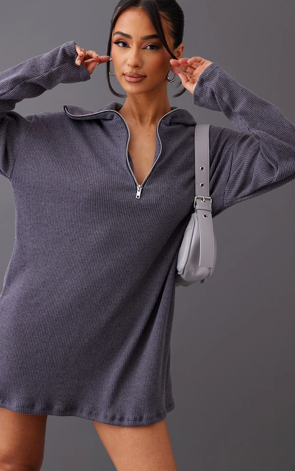 Petite Robe Pull Oversize Côtelée Bleu Marine Foncé à Col Montant Et Demi-zip 4 Petite Robe Pull Oversize Côtelée Bleu Marine Foncé à Col Montant Et Demi-zip – Image 4