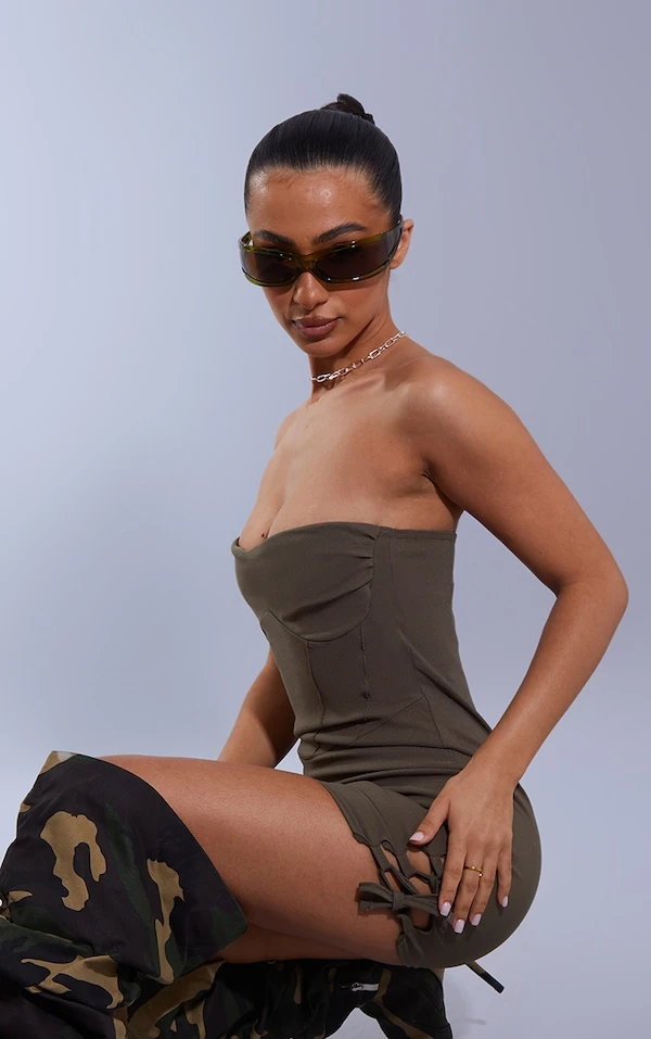 Petite Robe Moulante Kaki Cintrée à Lacets 4 Petite Robe Moulante Kaki Cintrée à Lacets – Image 4