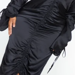 Plus Robe Longue Moulante Décolletée Satinée Froncée Noire -Promos Jupe Éthérée Boutique 7e34ea1f9b066baeb7a9bff97562dbd610c0e3b3 cmt2532 5