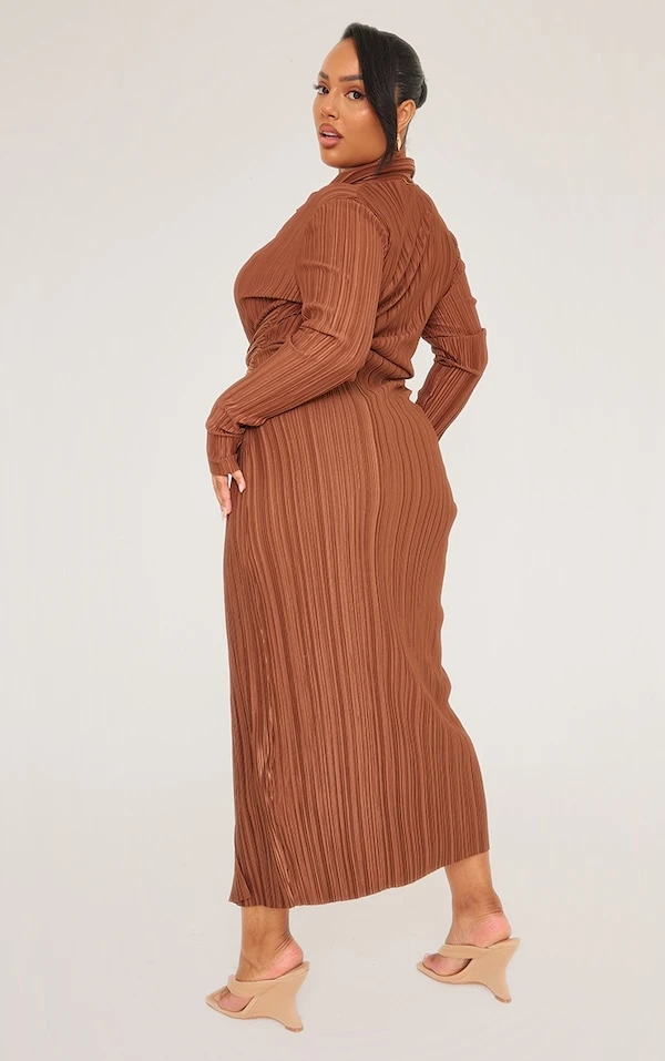 Plus Robe Longue Plissée Chocolat à Col Et Torsade 2 Plus Robe Longue Plissée Chocolat à Col Et Torsade – Image 2
