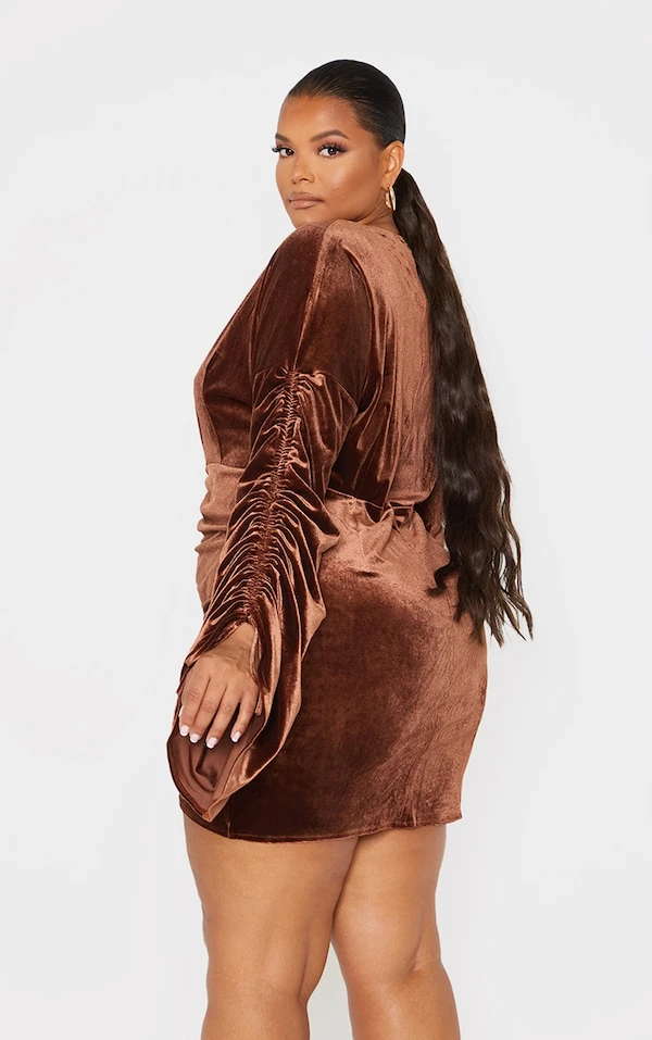 Plus Robe Moulante Chocolat En Velours à Décolleté Plongeant Et Fronces 2 Plus Robe Moulante Chocolat En Velours à Décolleté Plongeant Et Fronces – Image 2