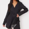 Tall Robe Blazer Noire Nouée à La Taille