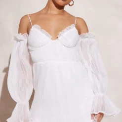 Petite Mini Robe Plissée Blanche à épaules Dénudées -Promos Jupe Éthérée Boutique 85af36074aead3d05fe182c43284533a155e0a65 cnd7368 3