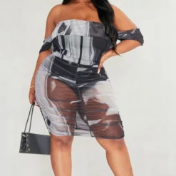 Plus Robe Moulante Froncée Noire En Mesh Imprimé Fumée Abstraite à Col Bardot