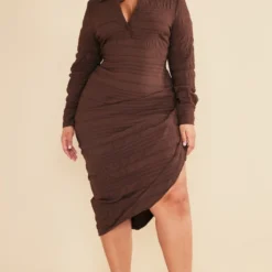 Plus Robe Chemise Mi-longue Texturée Chocolat à Côté Froncé