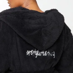 PRETTYLITTLETHING Plus Robe De Chambre Noire Duveteuse -Promos Jupe Éthérée Boutique 92ecdfe372803c375236709c4f39701f95294686 cmo0617 4