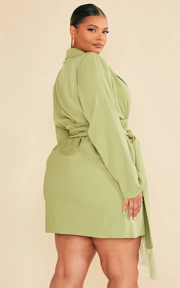 Plus Robe Portefeuille Vert Olive à Ceinture Frangée 2 Plus Robe Portefeuille Vert Olive à Ceinture Frangée – Image 2