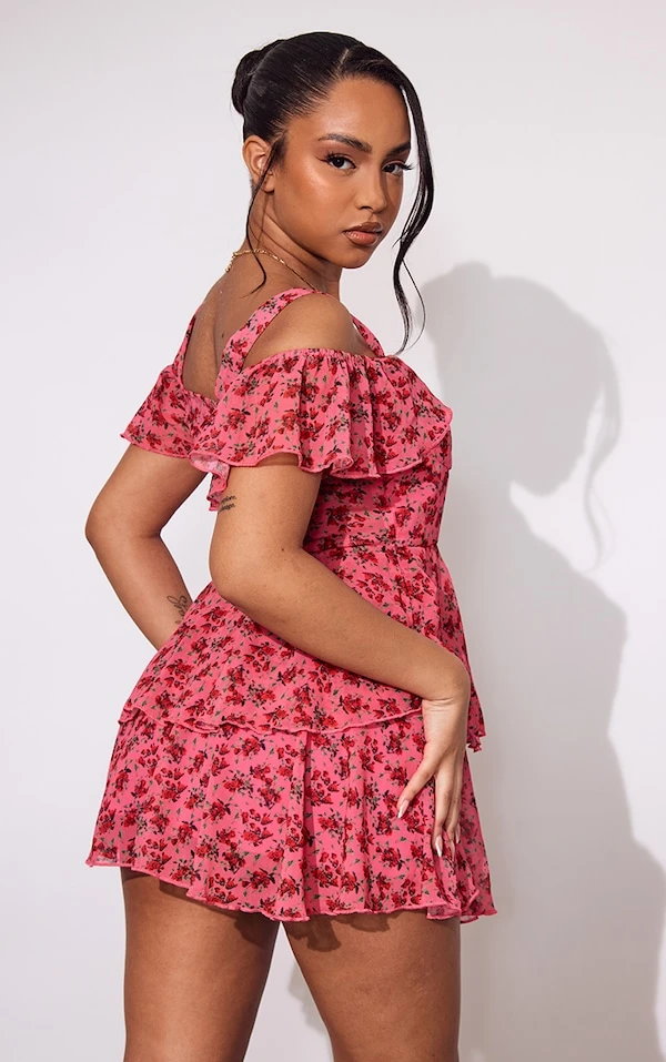 Petite Mini Robe Rose En Mousseline De Soie Imprimé Petites Fleurs à Volants 2 Petite Mini Robe Rose En Mousseline De Soie Imprimé Petites Fleurs à Volants – Image 2