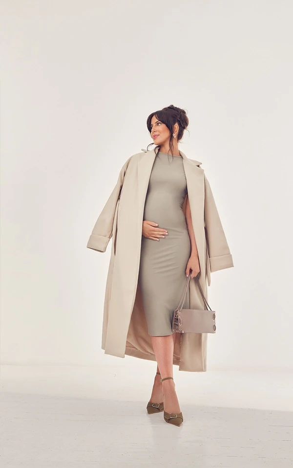 Maternité Robe De Grossesse Longue Taupe Sculpt Mat à Manches Courtes 3 Maternité Robe De Grossesse Longue Taupe Sculpt Mat à Manches Courtes – Image 3