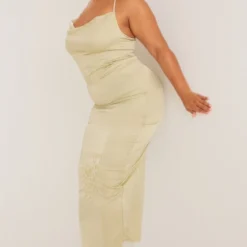 Plus Robe Longue Satinée Verte Brodée Dos Nu