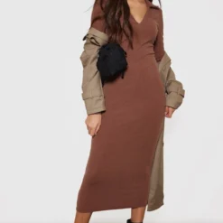 Tall Robe Mi-longue Style Polo Chocolat à Décolleté Plongeant