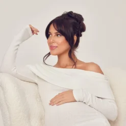 Maternité Robe Longue De Grossesse Crème Côtelée Brossée à épaules Dénudées -Promos Jupe Éthérée Boutique ab6e52483f723da87bed237dcfd319c1b6fde25f cnd3067 4