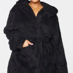 PRETTYLITTLETHING Plus Robe De Chambre Noire Duveteuse