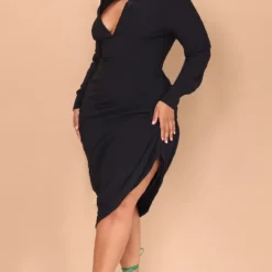 Plus Robe Chemise Mi-longue Noire Texturée à Côté Froncé