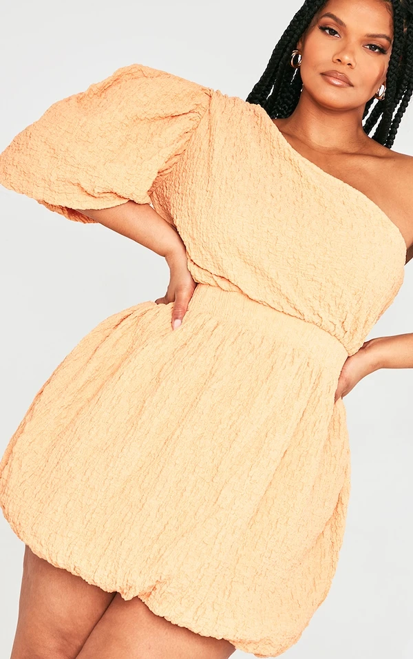 Plus Robe Bouffante Texturée Pêche à épaule Unique 4 Plus Robe Bouffante Texturée Pêche à épaule Unique – Image 4