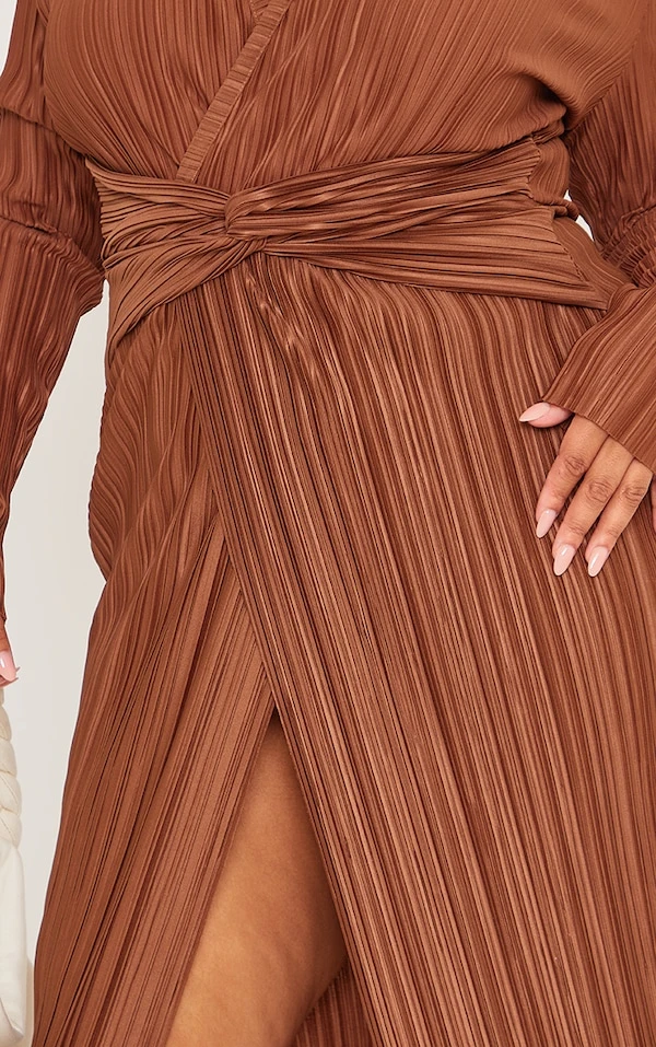 Plus Robe Longue Plissée Chocolat à Col Et Torsade 4 Plus Robe Longue Plissée Chocolat à Col Et Torsade – Image 4