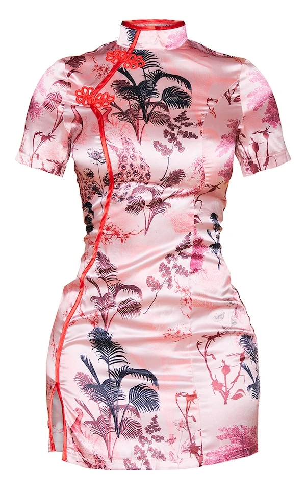 Petite Mini-robe Satinée Fendue Rose à Imprimé Style Asiatique 6 Petite Mini-robe Satinée Fendue Rose à Imprimé Style Asiatique – Image 6