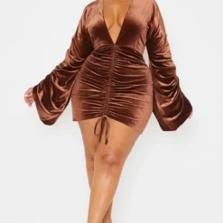 Plus Robe Moulante Chocolat En Velours à Décolleté Plongeant Et Fronces