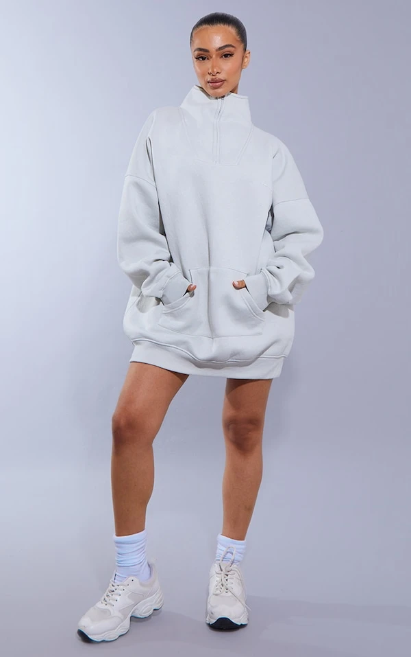 PRETTYLITTLETHING Petite Robe Pull Gris Clair