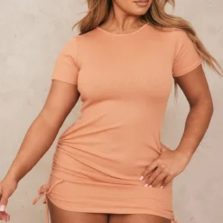 Logic Shape Robe Moulante Côtelée Argile à Côtés Froncés Et Manches Courtes -Promos Jupe Éthérée Boutique c2754e93a2d7ecfa43210d9cbb385b4a72bb7063 cnd5528 4