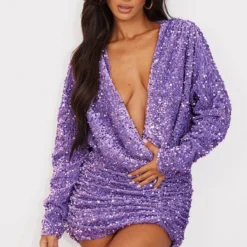 Petite Mini Robe En Velours Lilas à Sequins Et Décolleté Plongeant