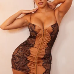 Shape Robe Moulante Satinée Café Au Lait Lacée à Agrafes Et Oeillets