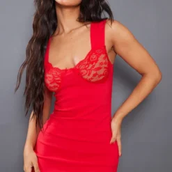 Petite Robe Moulante à Bonnets En Dentelle Rouge