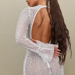 Petite Mini Robe Déchirée Blanche Ouverte Dans Le Dos