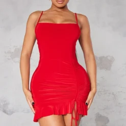 Shape Robe Très Moulante Rouge à Côtés Froncés Et Col Bénitier